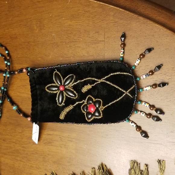 $5 ITEM. Small velvet bag with beads. MUST BUNDLE WITH OTHER ITEMS - Picture 2 of 10